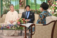 25日放送の「徹子の部屋」に出演する田辺靖雄（中央）と九重佑三子夫妻。右端は司会の黒柳徹子＝テレビ朝日提供