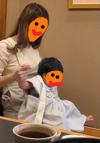スキンシップも大切に…母親の膝の上で「ユサユサ遊び」／恭1yさん（@hiyokoclub6）提供