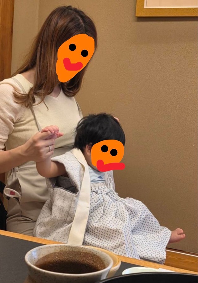 スキンシップも大切に…母親の膝の上で「ユサユサ遊び」／恭1yさん（@hiyokoclub6）提供
