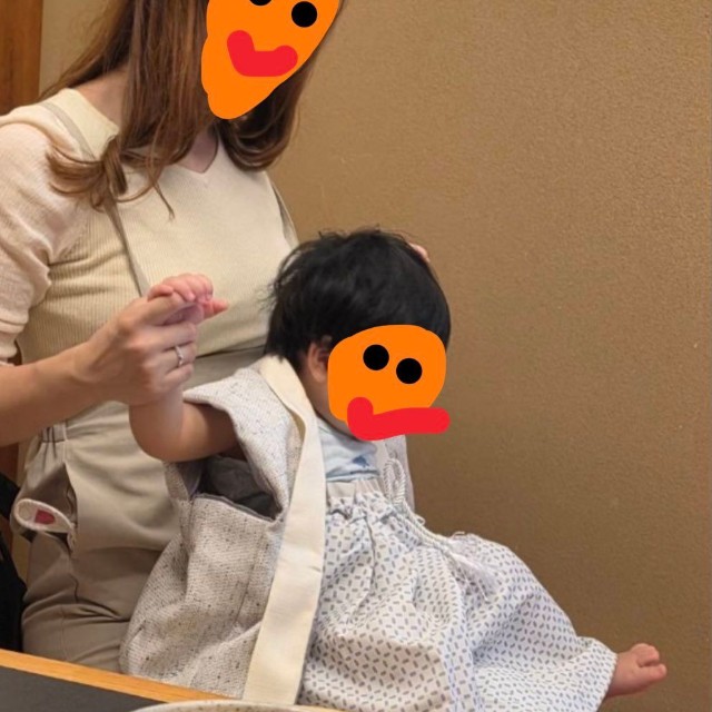 スキンシップも大切に…母親の膝の上で「ユサユサ遊び」／恭1yさん（@hiyokoclub6）提供