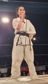 初のリングで勝利後、マイクを手に熱唱する前田瑠美＝東京・新宿FACE