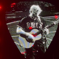 京セラドーム大阪での公演で、同球場を本拠地にするオリックス・バファローズのユニフォームを着てアンコールに応えたエド・シーラン（提供）