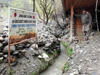 平地が少ないカラーシャの谷では、谷あいに家が重なるようにして並ぶ＝2019年4月17日、パキスタン北西部、乗京真知撮影