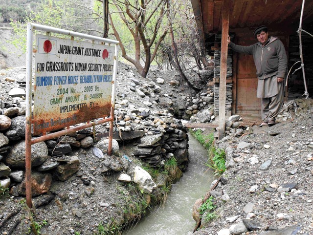 平地が少ないカラーシャの谷では、谷あいに家が重なるようにして並ぶ＝2019年4月17日、パキスタン北西部、乗京真知撮影