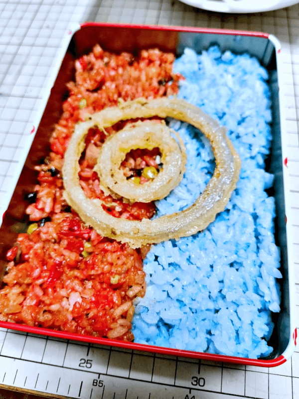 大阪万博の遠足用に作られた「乳首ドリルするミャクミャク弁当」の中身も色鮮やか！（画像提供：Opsaporさん）