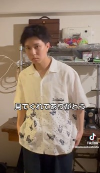 前から見たデザイン。完成したシャツを着る投稿主／Saika Shomaさん（@shomasaikashishu）提供