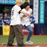 セレモリアルピッチで打者を務めた青木マッチョは死球を受ける（左は見取り図・リリー）＝京セラドーム大阪