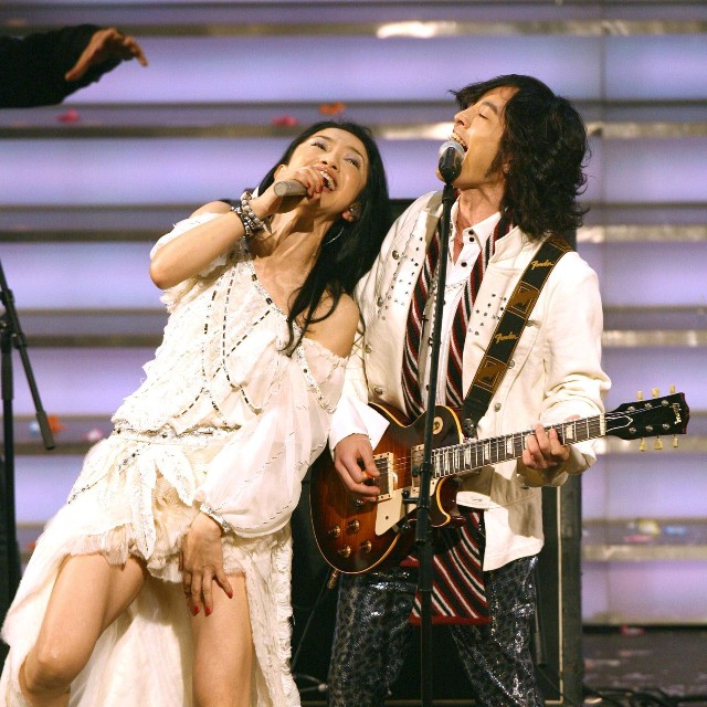 紅白歌合戦で共演したＤＲＥＡＭ　ＣＯＭＥ　ＴＲＵＥの吉田美和（左）とＪＵＯＮ＝2009年
