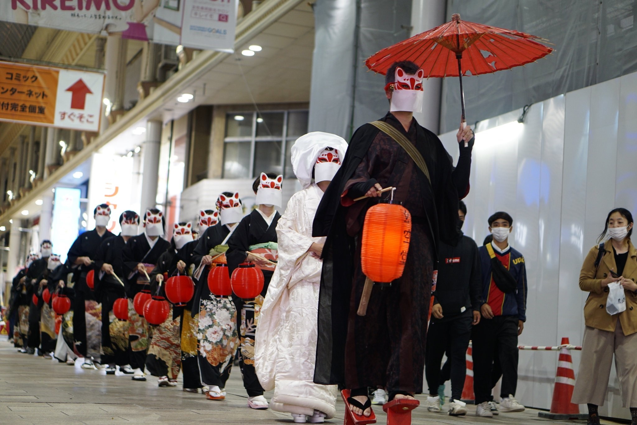 お面に黒留袖…ハロウィンに現れた「狐の嫁入り」に世界がwow 