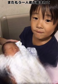三男が誕生（現在9歳）／「なな家族」（@7kazoku_）提供