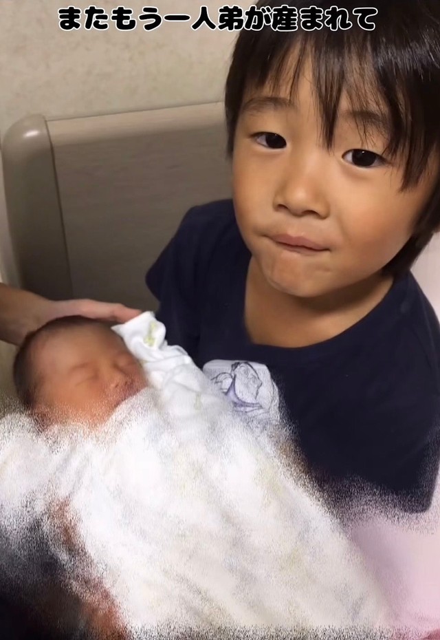 三男が誕生（現在9歳）／「なな家族」（@7kazoku_）提供