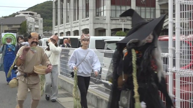 小豆島で一足早くハロウィンイベント 妖怪や猫など仮装した人で町にぎわう 香川