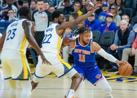 ドリブルをするジェイレン・ブランソン選手（右）ⓒ新華社／共同通信イメージズ