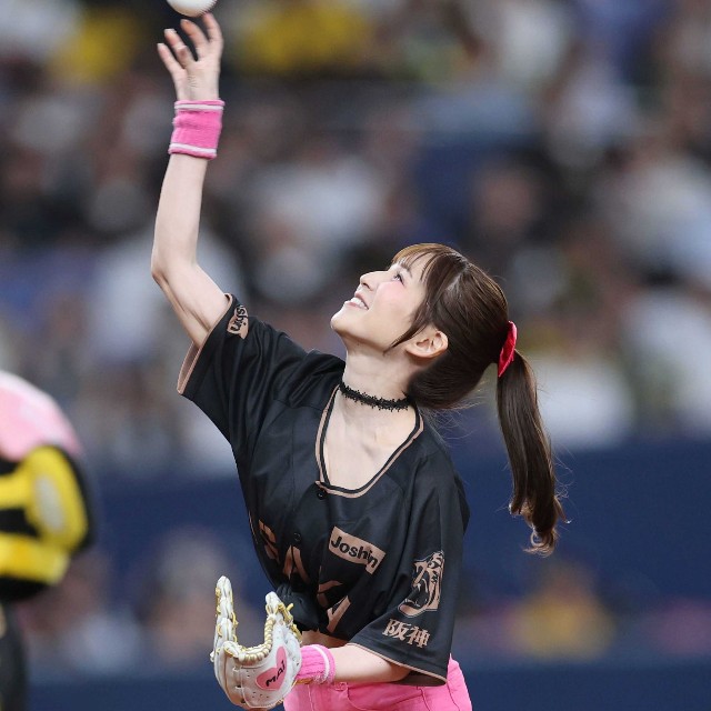 始球式でダイナミックなピッチングを披露した木沢まい＝2026年8月18日、京セラドーム大阪