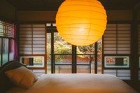 レトロ感漂う落ち着いた寝室（提供：旅の自由帳さん）