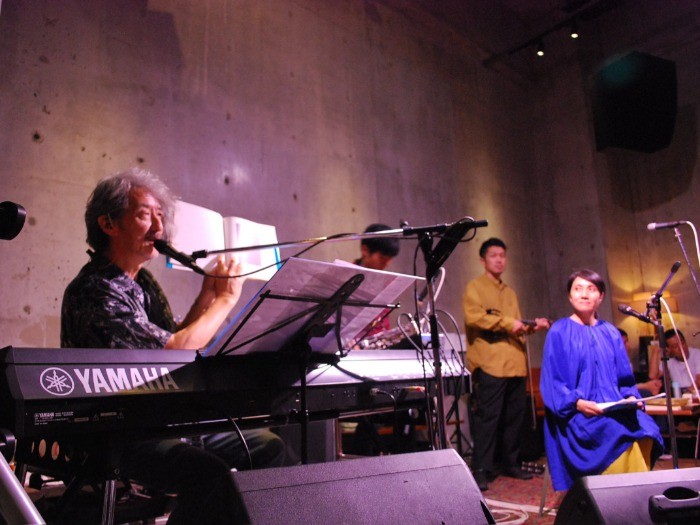 今回のリーダーである音楽プロデューサー・井上鑑さん。（右）朗読をしてくだったのは、サックス奏者・辻勇大さんのお母様である辻瑞穂さん