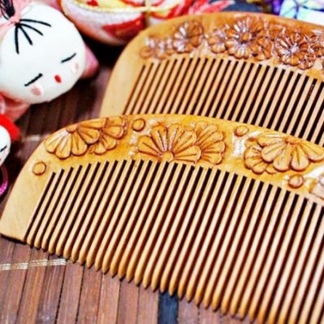 彫刻が施された「桃の木櫛」（画像提供：恋鞠堂さん）