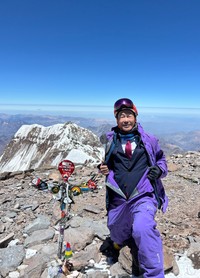 アコンカグア山頂で自社スーツを披露する佐田展隆氏（本人提供）