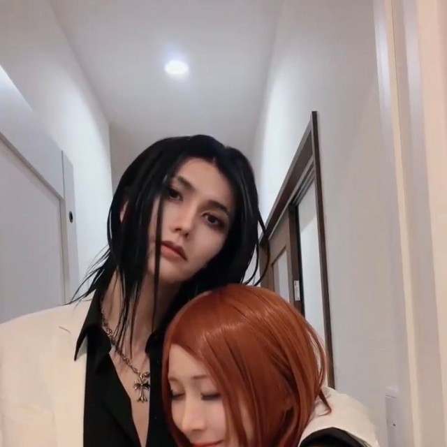視線や立ち姿でタクミとハチの空気感を表現／みかんぱっくさん（@mikan_pack）提供
