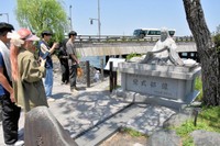 宇治橋西詰にある紫式部像。大河ドラマ「光る君へ」の終了後も多くの観光客が訪れている（宇治市宇治）
