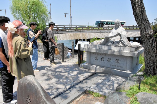 宇治橋西詰にある紫式部像。大河ドラマ「光る君へ」の終了後も多くの観光客が訪れている（宇治市宇治）
