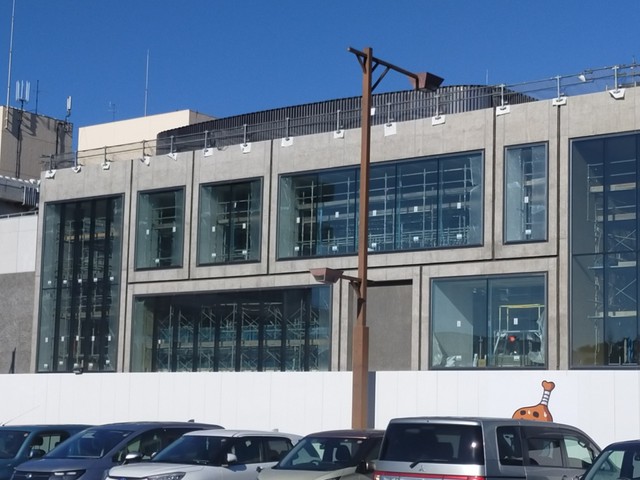 たくさんの窓が並ぶ南側