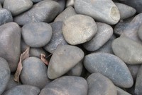 石ころを活用して、どんなシートも「即タープ」に※画像はイメージです（阪田 さくら/stock.adobe.com）