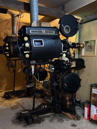 日本でほぼ唯一、現在も稼働しているカーボン式映写機。本宮映画劇場で保管されている＝福島県本宮市
