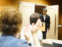 拍手で迎えられながら登場する大仁田厚