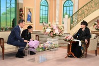 黒柳徹子さん（右）とトークを繰り広げる石井ふく子さんと井上順さん