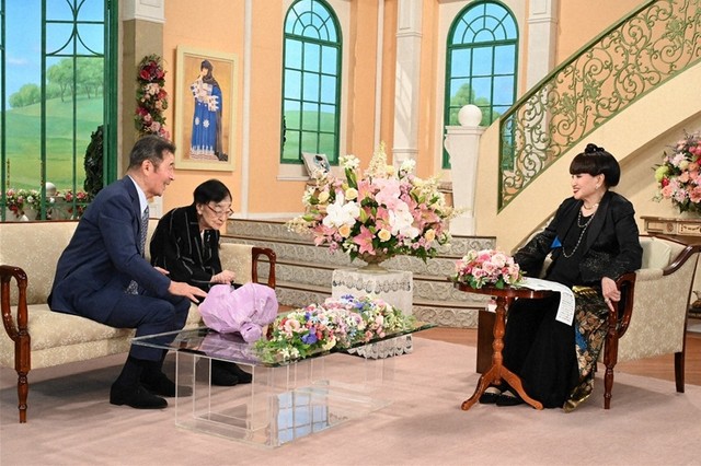 黒柳徹子さん（右）とトークを繰り広げる石井ふく子さんと井上順さん