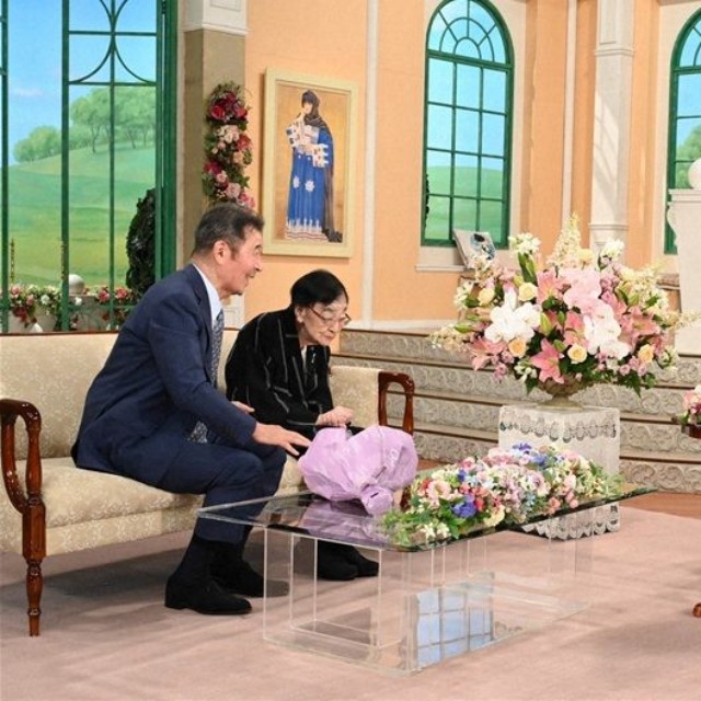 黒柳徹子さん（右）とトークを繰り広げる石井ふく子さんと井上順さん