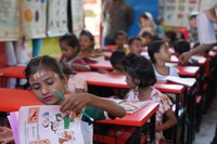 ロヒンギャ難民キャンプで問う「教育の意味」　日本の教員が訪問--}
