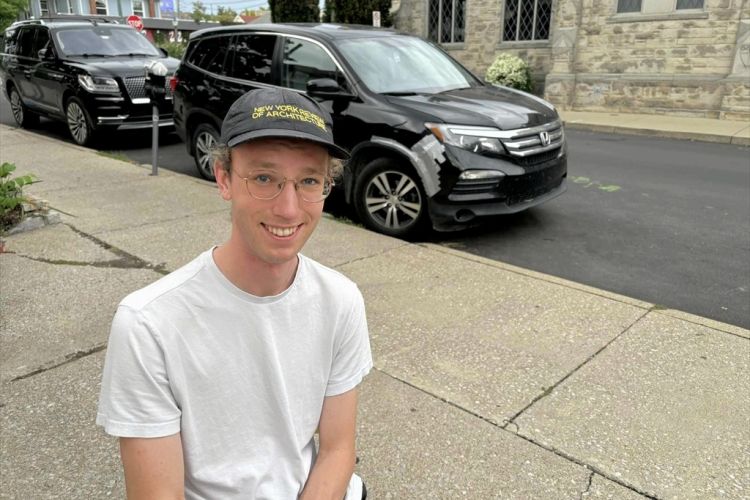 イーライ・ビートンさん=2025年9月、米国・ブルーミントン、秋山訓子撮影