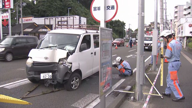 【速報】仙台・青葉区台原で車が街路灯に衝突　60代とみられる男性が意識が無い状態