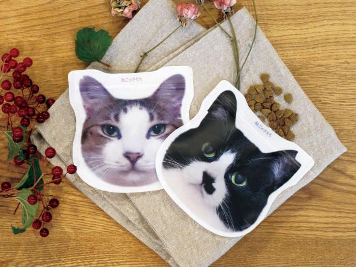 ジッパーバッグは、カリカリフードを小分けに入れたり、おやつや薬などを持ち歩くのにもちょうど良いサイズ