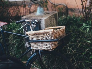 私のサンタクロースは、黒の服を着て、自転車に乗っていた