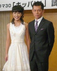 的場浩司（右）と奥山佳恵＝2007年