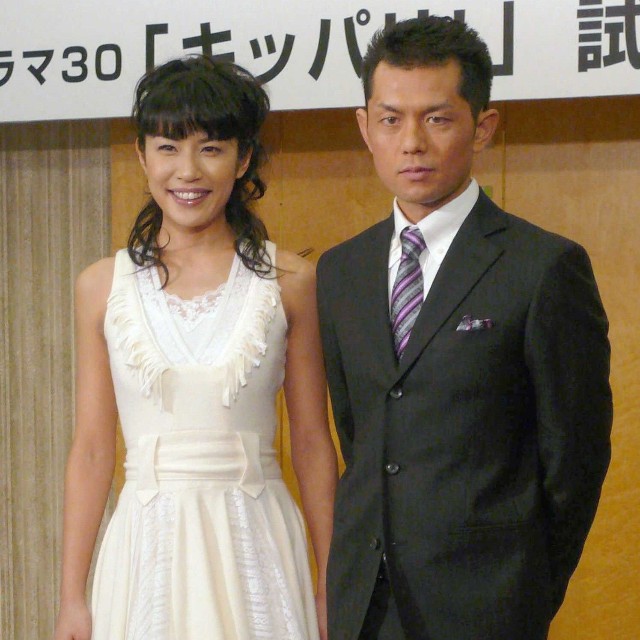 的場浩司（右）と奥山佳恵＝2007年
