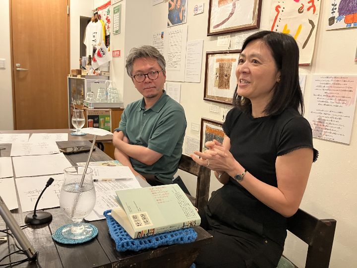 星野俊樹さん（左）と藤原さとさん（右）。東京・本屋とキッチン よりまし堂のトークイベントで。