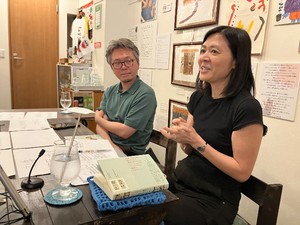 星野俊樹さん（左）と藤原さとさん（右）。東京・本屋とキッチン よりまし堂のトークイベントで。