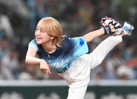 セレモニアルピッチを行った声優の潘めぐみ＝ベルーナドーム
