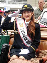 一日警察署長を務め敬礼する山田まりや＝2019年