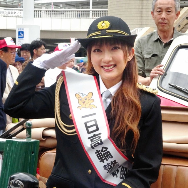 一日警察署長を務め敬礼する山田まりや＝2019年
