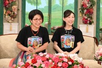 ともに3人の母となった「クラバタオハラ」のくわばたりえさんと小原正子さん