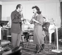 伊東ゆかり（右）と佐川満男さん＝1988年