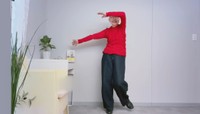 笑顔で踊るロコリさん。「服こそ最高のエイジングケア」で若々しくいられるのだという／ロコリさん（@rokori.1951）提供