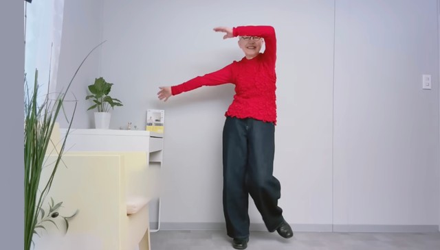 笑顔で踊るロコリさん。「服こそ最高のエイジングケア」で若々しくいられるのだという／ロコリさん（@rokori.1951）提供