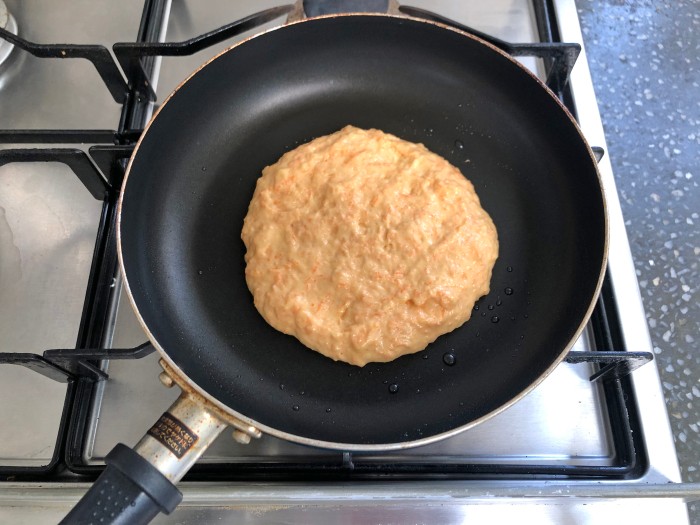 2.フライパンを熱してキッチンペーパーで薄く油を敷く。弱火にして生地の1/3量を流し入れ、直径12cm程度になるようお玉の背などで整える。
