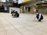 仕事の手を止めてポーズ（JR東日本提供）